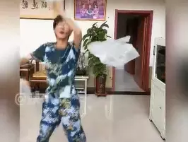 《抖音》塑料袋子舞是什么梗-自媒星球