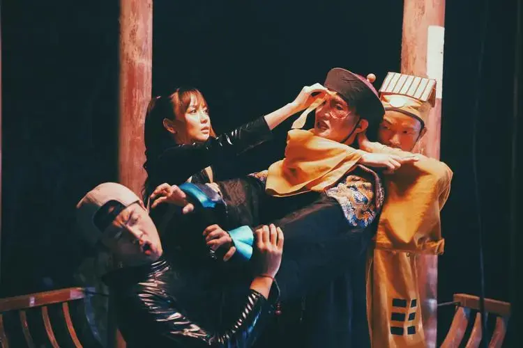 喜剧电影《僵尸来了之附魔夜》解说文案-自媒星球